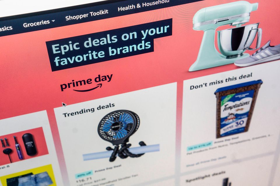 Firmengründer Jeff Bezos hatte Amazon während seiner Zeit als CEO zunehmend breiter aufgestellt. Der eigene Online-Shop machte 2021 nicht mal mehr die Hälfte (48 Prozent) der weltweiten Umsätze von Amazon aus, wie Statista unter Berufung auf Unternehmensangaben berichtete. Der Handel über Drittanbieter belegte mit 22 Prozent Platz zwei unter den umsatzstärksten Bereichen bei Amazon.