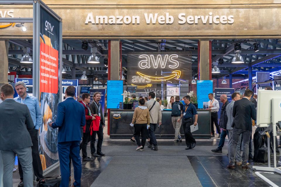 Amazon gehört mittlerweile zu den führenden Anbietern von Cloud-Lösungen für Unternehmen. Auf die Sparte Amazon Web Services (AWS) entfielen zuletzt den Angaben zufolge 13 Prozent der weltweiten Umsätze. Mit Abo-Dienstleistungen wie Prime erwirtschaftete Amazon demnach sieben Prozent des Jahresergebnisses und will dies mit kräftigen, weltweiten Preiserhöhungen pushen. Zehn Prozent der Umsätze entfielen auf „Sonstiges“.