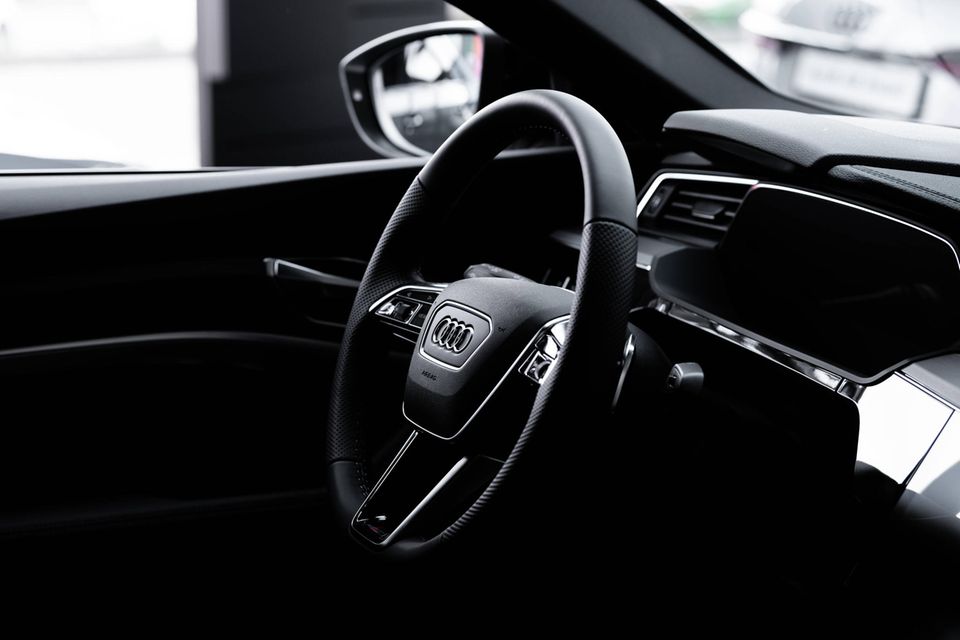 Den höchsten Anteil an alternativen Antrieben innerhalb der Neuwagenflotte verzeichnete laut der Behörde  Audi mit 69,3 Prozent (minus 0,1 Prozent). Es folgten BMW mit 63,7 Prozent (plus 16,7 Prozent) und Mercedes-Benz mit 50,2 Prozent (plus 29,7 Prozent).