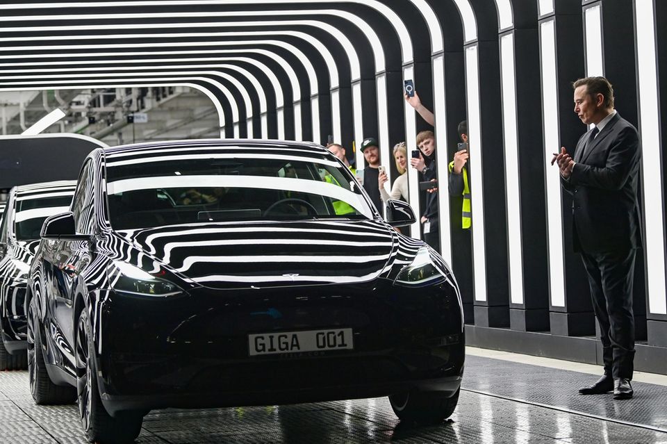Unter den ausländischen Automarken erreichte der französische Fabrikant DS die stärksten Zuwächse. Die Zulassungen stiegen im August laut Kraftfahrt-Bundesamt um 176,9 auf 0,1 Prozent. Gemessen am Wachstum auf Platz zwei folgte Landrover (plus 121,2 auf 0,7 Prozent). Polestar legte um 40,1 auf 0,1 Prozent zu. Tesla verbuchte ein Plus von 38,9 Prozent und kam auf einen Anteil an den Neuzulassungen von 2,7 Prozent.