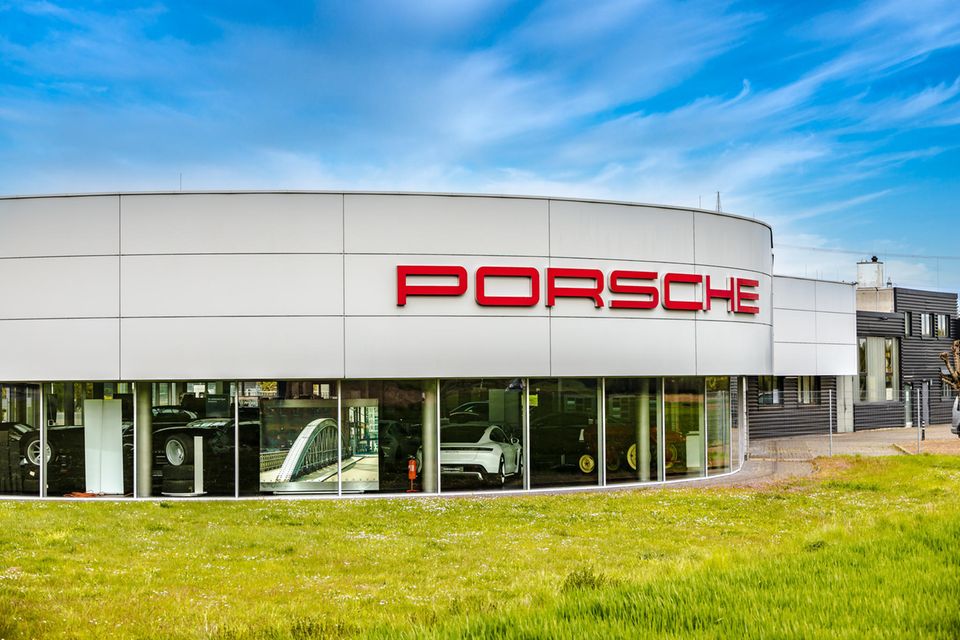 Der größte Zuwachs gelang Porsche mit plus 47,9 Prozent – allerdings auf lediglich 1,0 Prozent der gesamten Zulassungen. Die einzigen Rückgänge bei den Zulassungen gab es bei BMW (minus 1,3 auf 8,0 Prozent) und bei Smart (minus 84,1 Prozent auf 0,1 Prozent).