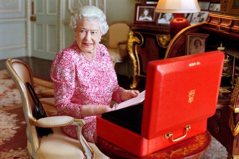 Die Queen, hier zu sehen 2015 an ihrem Schreibtisch im Buckingham Palace, gehörte zu den reichsten Menschen der Welt