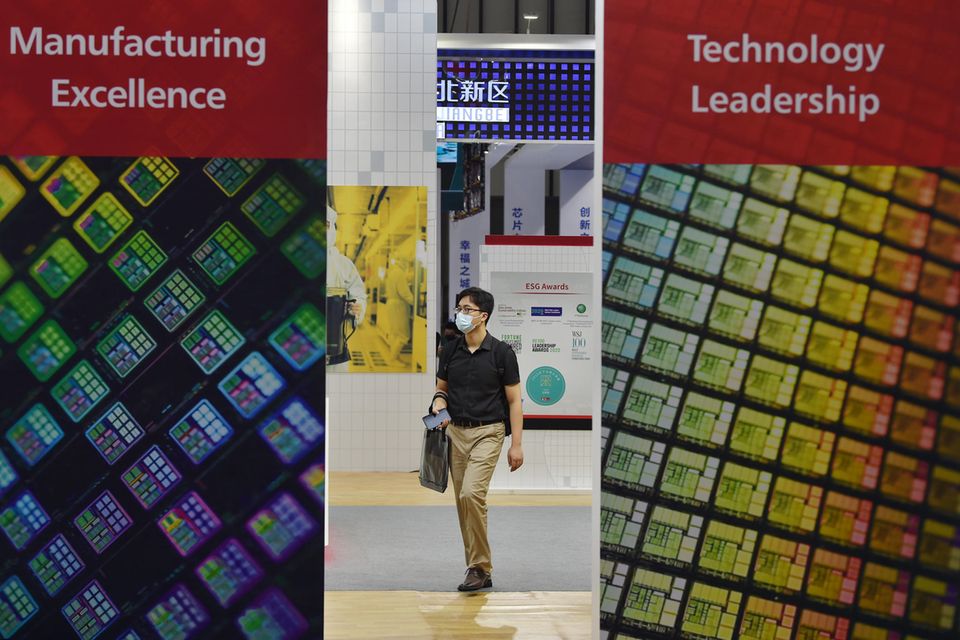 Ein Besucher bei einer Chipmesse in China
