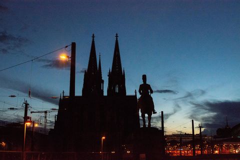 Silhouette des Kölner Doms bei Nacht