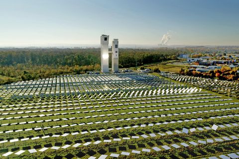Im nordrhein-westfälischen Jülich errichtet Synhelion gemeinsam mit der Lufthansa und der Lufthansa-Tochter Swiss die erste Testfabrik im industriellen Maßstab.