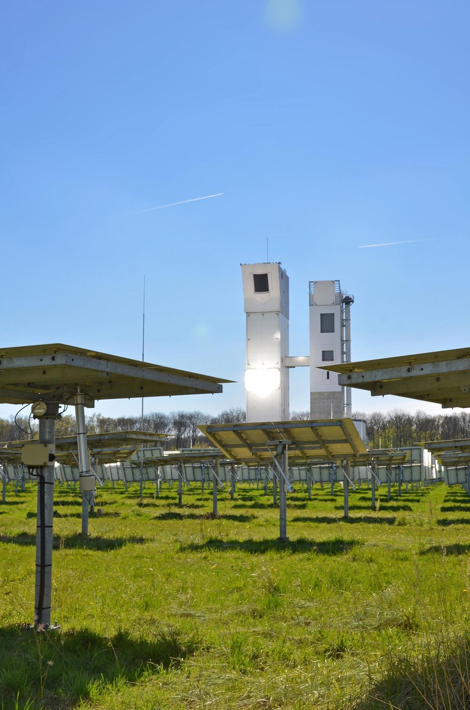 ... und konzentrieren das Sonnenlicht in einem Brennpunkt auf einen Turm mit dem Solarreaktor.