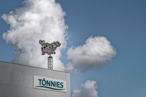 Logo der Lebensmittelfirma Tönnies am Hauptsitz in Rheda-Wiedenbrück