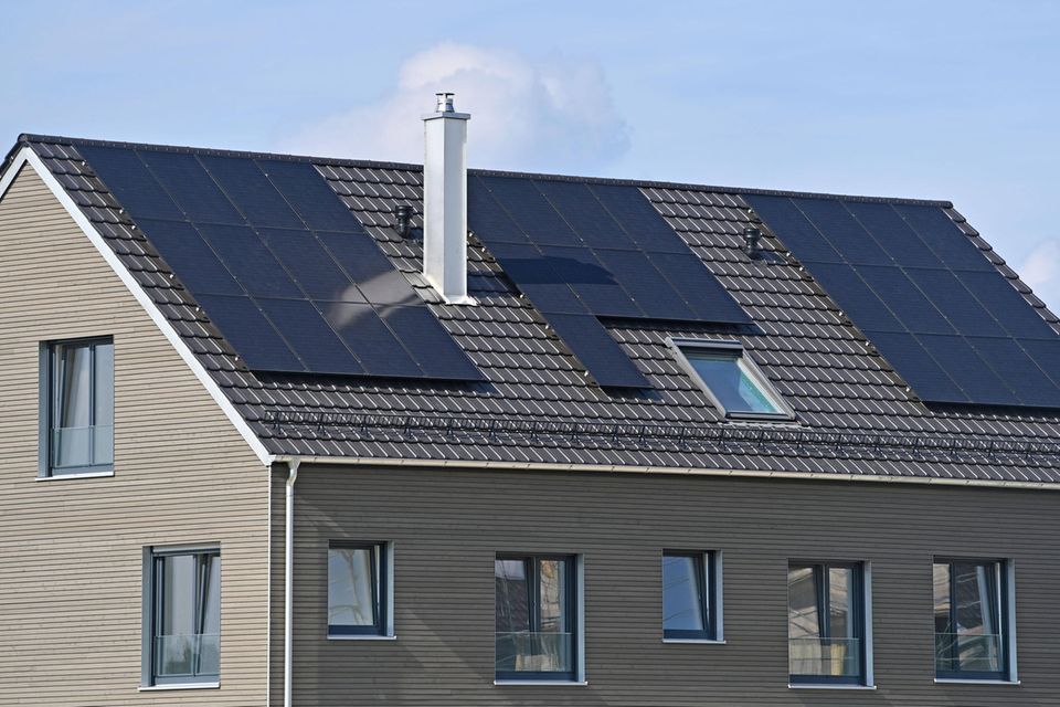Reihenhaus mit Photovoltaik-Anlage auf dem Dach