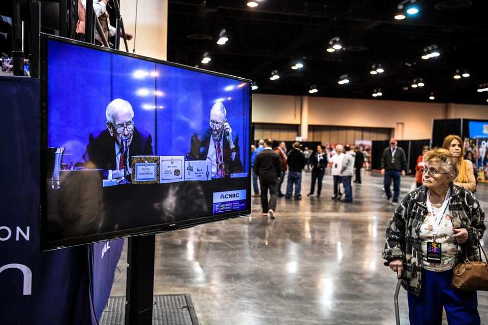 Der Corona-Boom an den Börsen manifestierte sich auch bei Berkshire Hathaway. Die Konglomerat-Investmentgesellschaft von Warren Buffett meldete einen Gewinn von 89,8 Mrd. Dollar. Das waren 111 Prozent mehr als im vorherigen Geschäftsjahr. Der Umsatz stieg allerdings nur um knapp 13 Prozent auf 276,1 Mrd. Dollar. Die Folge: Berkshire Hathaway schnitt in den „Global 500“ von „Fortune“ drei Ränge schlechter ab und kam nur noch auf Platz 14. Der Gewinn reichte hingegen für den weltweit dritten Platz.