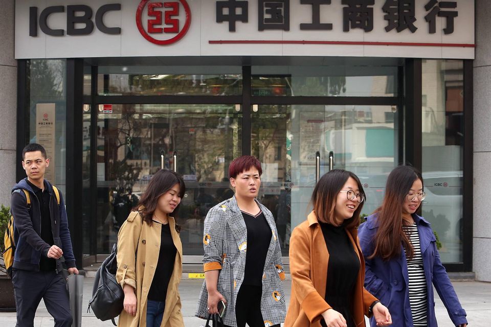 Die Industrial & Commercial Bank of China ist laut „Fortune“ gemessen am Umsatz die weltweit größte Bank. Sie kam mit 209,9 Mrd. Dollar (plus 14 Prozent) auf Platz 22 der „Global 500“ und verschlechterte sich damit um zwei Ränge. Den Gewinn in Höhe von 54,0 Mrd. Dollar (plus 18 Prozent) konnten weltweit den Analysten zufolge aber nur fünf Konzerne überbieten.