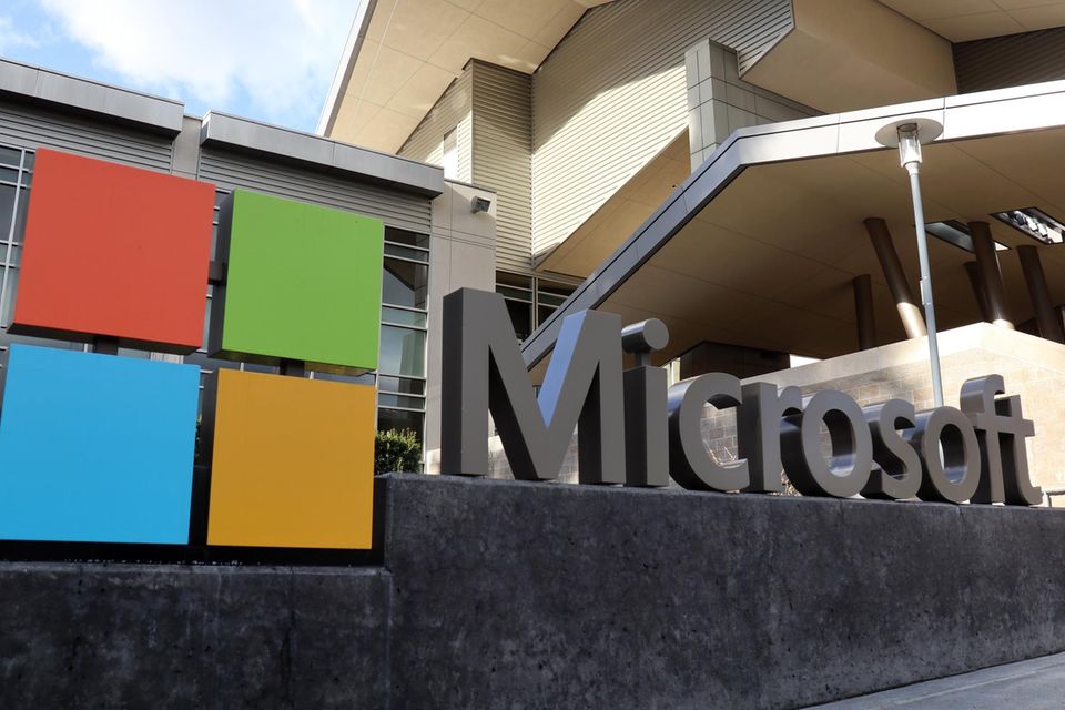 Der Corona-Boom bei Microsoft hält an. Der 1975 von Bill Gates und Paul Allen gegründete Software-Konzern meldete „Fortune“ zufolge im Geschäftsjahr 2021 einen Gewinn von 61,3 Mrd. Dollar. Das seien 38 Prozent mehr gewesen als im Vorjahreszeitraum. Das Umsatzplus von 18 Prozent auf 168,1 Mrd. Dollar reichte aber lediglich aus, um Platz 33 im Gesamt-Ranking zu halten. Microsoft machten dem Bericht zufolge unter anderem Lieferkettenprobleme bei der Xbox und ein enttäuschender Start von Windows 11 zu schaffen. Dafür habe das Unternehmen einen Auftrag über 22 Mrd. Dollar für die Lieferung von Augmented-Reality-Headsets für die US-Armee an Land gezogen. Microsoft wurde im Juni 2021 zudem nach Apple das zweite Unternehmen der US-Geschichte, das eine Marktbewertung von zwei Billionen Dollar erreicht hat.