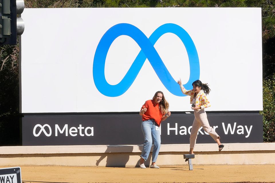 Der ungebrochene Siegeszug von Tiktok und anhaltende Fragen zum Metaverse überschatten die Zukunftsaussichten von Meta. Gründer Mark Zuckerberg konnte aber im Geschäftsjahr 2021, das im März 2022 zu Ende ging, gute Zahlen verkünden. Der Gewinn der Mutterfirma von Facebook, Instagram und Whatsapp stieg laut dem Ranking um 35 Prozent auf 39,4 Mrd. Dollar. Der Umsatz erhöhte sich ebenfalls um mehr als ein Drittel auf 118,0 Mrd. Dollar. Meta stieg unter den umsatzstärksten Firmen weltweit von Platz 86 auf Rang 71.