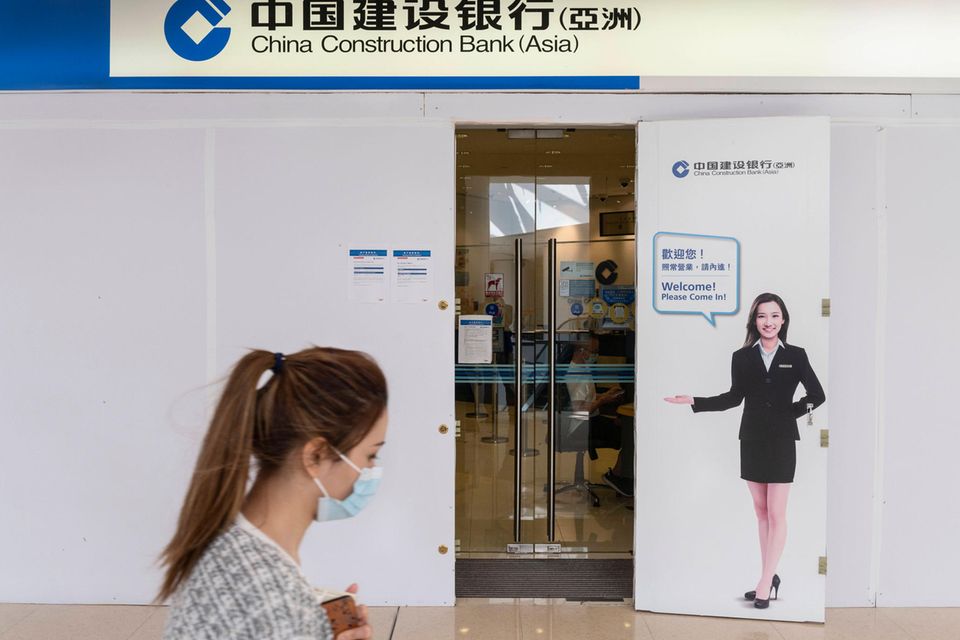 Vier Banken gehören laut „Fortune“ aktuell zu den zehn Unternehmen mit den höchsten Gewinnen. Platz acht des Rankings ging an die China Construction Bank, die Nummer zwei in der Volksrepublik. Die Staatsbank meldete den Angaben zufolge einen Gewinn von 46,9 Mrd. Dollar (plus 19 Prozent). Der Umsatz habe sich um 17 Prozent auf 200,4 Mrd. Dollar erhöht. Damit stieg die China Construction Bank vom 25. auf den 24. Platz.