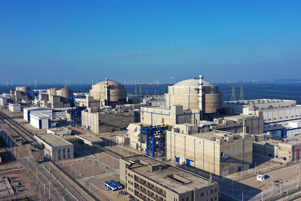 China will die Elektro-Energiewende auch mithilfe von Atomkraft schaffen. Der Kraftwerksbetreiber China National Nuclear blieb jedoch als eines von zwei Energieunternehmen in den „Global 500“ unter dem branchenübergreifenden Wachstumsplus von 19 Prozent. Der Umsatz stieg laut dem Ranking um 17 Prozent auf 38,3 Mrd. Dollar. Der Staatskonzern verbesserte sich um sieben Plätze auf Rang 364 und kam unter den größten Energieversorgern der Welt auf Platz neun. China National Nuclear war in seinem dritten Jahr auf der Liste der jüngste Vertreter in den Top 10.