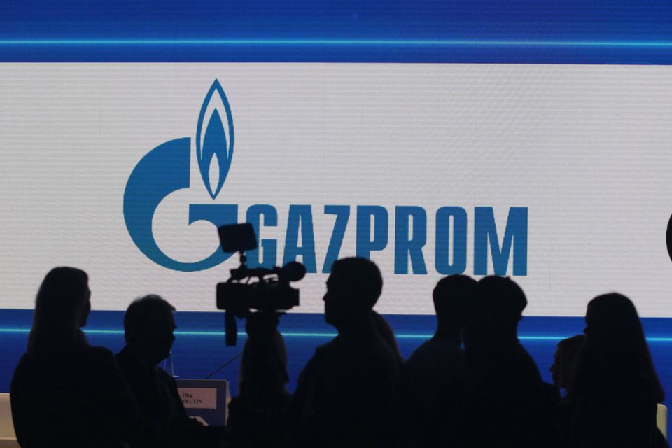 Ob der Krieg in der Ukraine, Wirtschaftssanktionen und neue Absatzmärkte im nächsten „Fortune“-Ranking etwas an der Spitzenposition von Gazprom ändern werden, muss sich zeigen. Im Geschäftsjahr 2021 aber war das russische Staatsunternehmen mit einem Umsatz von 137,7 Mrd. Dollar (plus 57 Prozent) noch die weltweite Nummer eins im Energiesektor – allerdings nur noch knapp vor Fortum. „Fortune“ attestierte Gazprom ein Umsatzplus von 57 Prozent auf 137,7 Mrd. Dollar und einen Gewinn von 28,4 Mrd. Dollar. Die letzten beiden Energiekonzerne in den „Global 500“ waren Siemens Energy (Platz 423) und der US-Kraftstofflogistiker World Fuel Services (455).