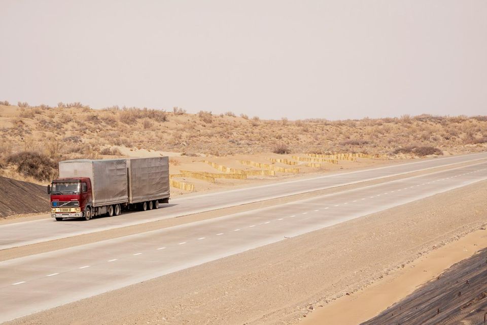 Seit 2017 rollen die Lastwagen von Khorgos über eine neue Autobahn Richtung Westen