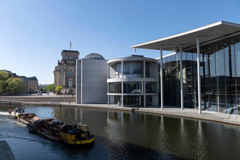 Im Berliner Paul-Löbe-Haus diskutierten elf Top-Ökonomen über sinnvolle Entlastungen in Zeiten der hohen Inflation