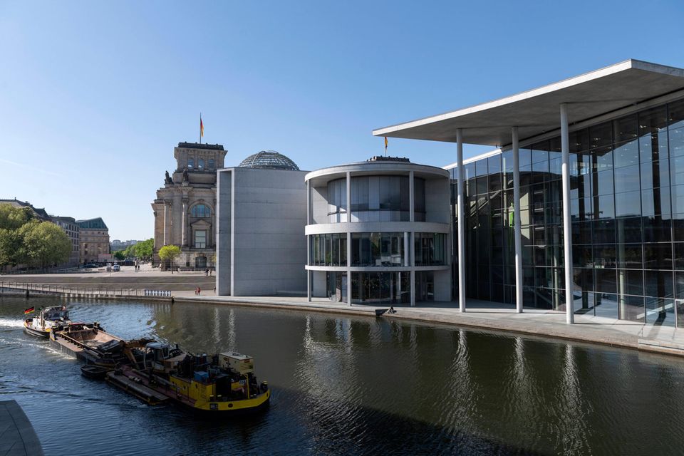 Im Berliner Paul-Löbe-Haus diskutierten elf Top-Ökonomen über sinnvolle Entlastungen in Zeiten der hohen Inflation