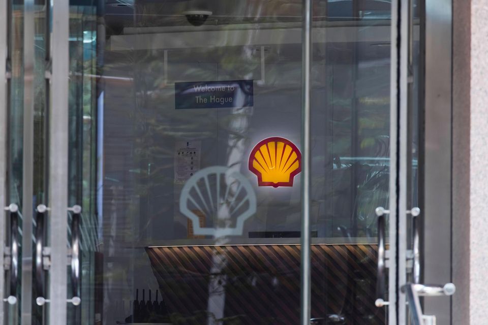 Auch der britische Mineralöl- und Erdgaskonzern Shell konnte sich 2021 von den Verlusten zu Beginn der Pandemie erholen. Aus dem Minus von 20,6 Mrd. Dollar wurde ein Gewinn von 20,1 Mrd. Dollar, wie „Fortune“ berichtete. Der Umsatz stieg demnach bis März 2022 um 49 Prozent auf 272,7 Mrd. Dollar. Shell kletterte im Ranking vom 19. auf den 15. Platz und zog damit im Wettstreit der größten europäischen Unternehmen am Konkurrenten BP vorbei. In der 2020 veröffentlichten Analyse war Shell noch weltweit die Nummer fünf und damit der europäische Spitzenreiter gewesen.