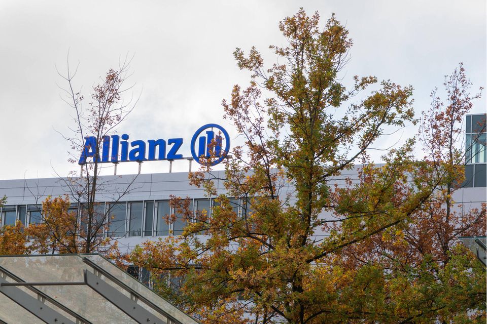 Platz acht der europäischen Bestenliste ging ebenfalls an einen Finanzkonzern. Die Allianz steigerte den Umsatz laut dem Ranking um sechs Prozent auf 144,5 Mrd. Dollar. Damit stieg der Versicherer im internationalen Wettstreit vom 38. auf den 47. Platz ab. Der Gewinn stieg den Angaben zufolge mit 7,8 Mrd. Dollar leicht um ein Prozent gegenüber dem Vorjahresniveau.