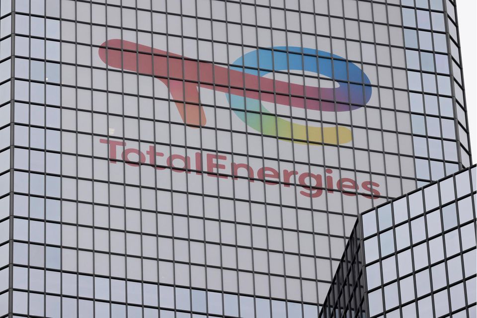 Die Gaspreise hatten bereits 2021 angezogen. Ein Grund war die Erholung im Reiseverkehr, wie „Fortune“ mit Blick auf den Rekordanstieg beim Gewinn von Totalenergies rekapitulierte. Der erhöhte sich dem Ranking zufolge auf umgerechnet 16,0 Mrd. Dollar. Beim Umsatz wurde ein Plus von 54 Prozent auf 184,6 Mrd. Dollar gemeldet. Total verbesserte sich damit in den „Global 500“ vom 52. auf den 27. Platz.
