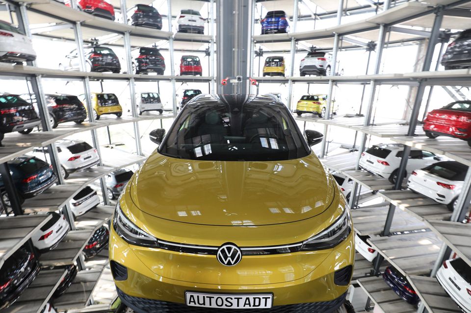 Der umsatzstärkste Konzern aus Deutschland ist wie schon 2021 auch Europas Nummer eins. Volkswagen konnte laut „Fortune“ mit dem weltweiten Boom mithalten. Der Umsatz des Autobauers stieg demnach um 17 Prozent auf umgerechnet 295,8 Mrd. Dollar. Damit verbesserte sich Volkswagen um zwei Plätze auf Rang acht der größten Unternehmen der Welt. Der Gewinn belief sich den Angaben zufolge auf 18,2 Mrd. Dollar.