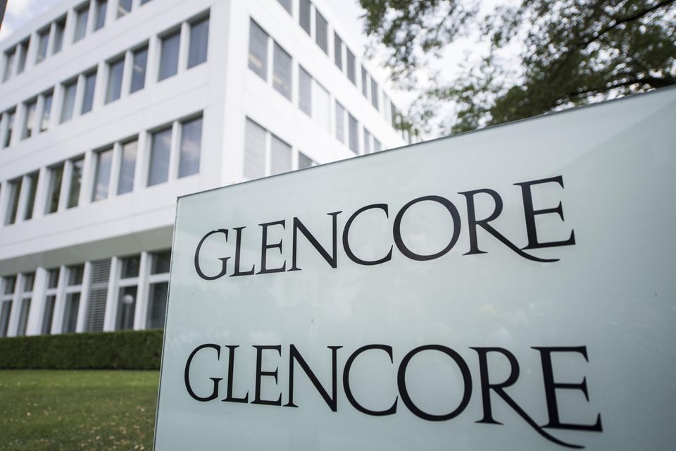 Der Schweizer Rohstoffhändler und Bergwerksbetreiber Glencore hatte laut „Fortune“ im Geschäftsjahr 2020 noch einen Verlust von 1,5 Mrd. Dollar ausgewiesen. Zwölf Monate später sei daraus ein Gewinn von 5,0 Mrd. Dollar geworden. Der Umsatz stieg dank hoher Preise für Kohle und Metalle um 43 Prozent auf 203,4 Mrd. Dollar. Glencore verbesserte sich in den „Global 500“ vom 34. auf den 23. Platz und war die europäische Nummer drei.