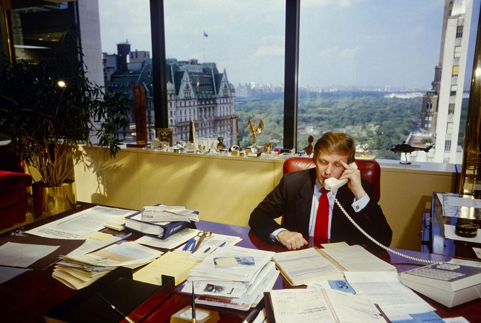 Donald Trump in jüngeren Jahren in seinem Büro in New York: Seinen Reichtum verdankt er Immobiliengeschäften