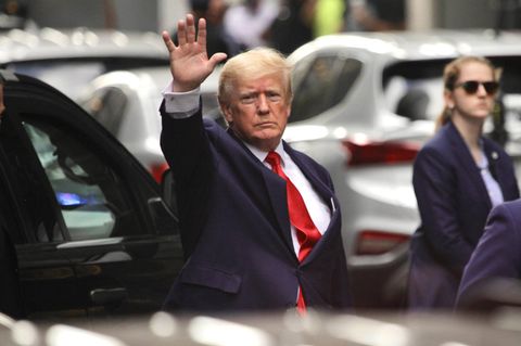 Donald Trump winkt beim Verlassen des Trump Towers in New York