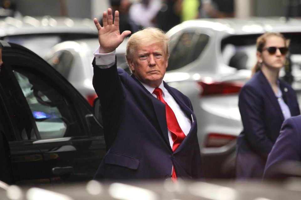 Donald Trump winkt beim Verlassen des Trump Towers in New York