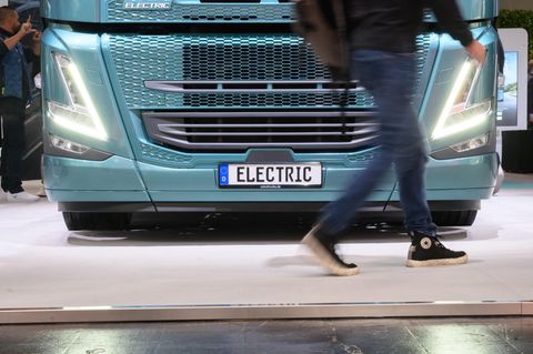 Ein Elektro-LKW steht auf der IAA Transportation für Nutzfahrzeuge in der Messe Hannover auf dem Stand von Volvo