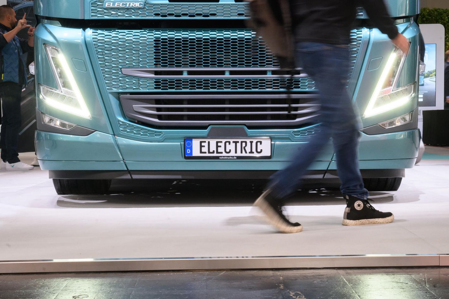Ein Elektro-LKW steht auf der IAA Transportation für Nutzfahrzeuge in der Messe Hannover auf dem Stand von Volvo