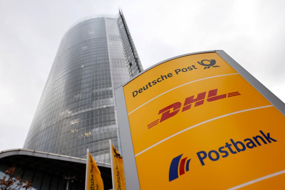 Der Corona-Schub in der Logistikbranche hielt 2021 an. Das bescherte der Deutsche Post DHL Group laut „Fortune“ ein Umsatzplus von 27 Prozent auf umgerechnet 96,7 Mrd. Dollar. Der deutsche Logistikkonzern verbesserte sich damit um 14 Plätze und enterte auf Rang 99 die Top 100. Der Gewinn stieg der Analyse zufolge auf knapp 6,0 Mrd. Dollar.