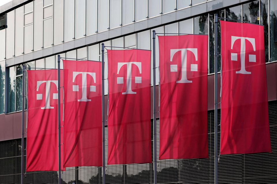 Neun Plätze nach unten ging es hingegen für die Deutsche Telekom. Sie stürzte mit „nur“ zwölf Prozent plus beim Umsatz (128,6 Mrd. Dollar) um neun Plätze auf Rang 62. Der Gewinn stieg demnach auf 4,9 Mrd. Dollar.