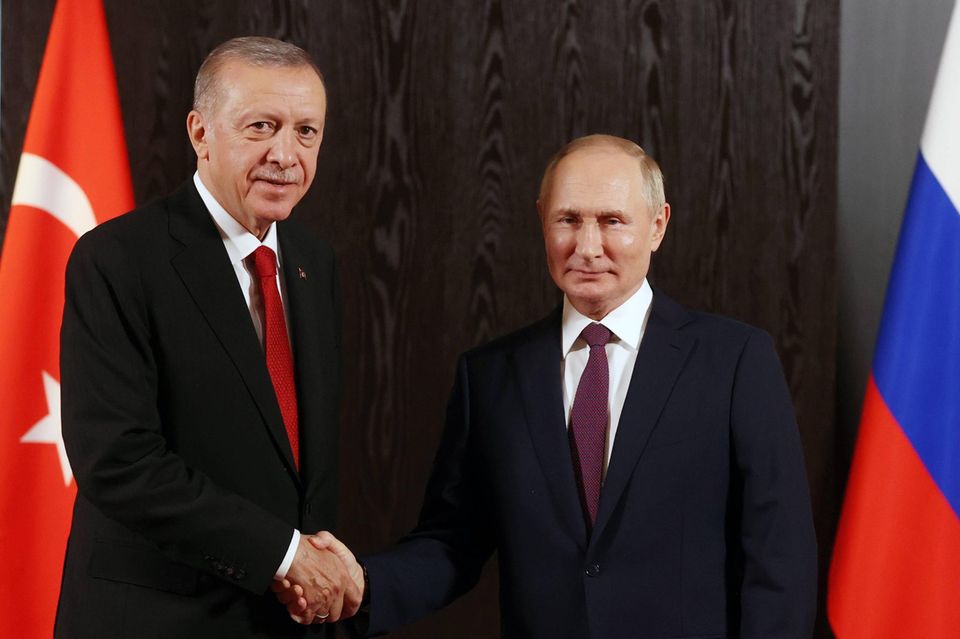 Der türkische Präsident Erdogan hält die Beziehungen zum russischen Machthaber Putin aufrecht