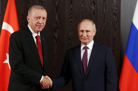 Der türkische Präsident Erdogan hält die Beziehungen zum russischen Machthaber Putin aufrecht