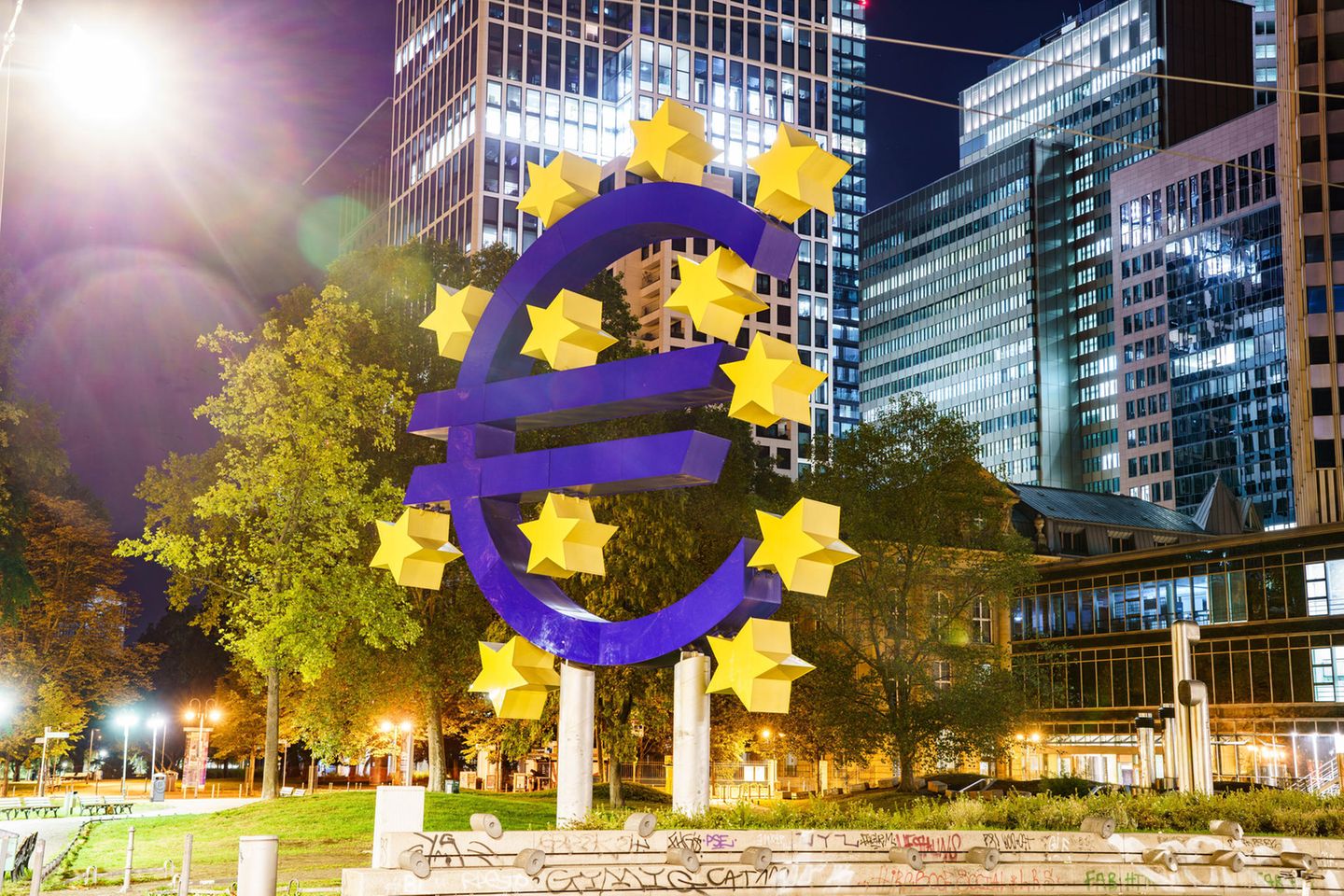 Das große Euro-Symbol am Rande des Frankfurter Bankenviertels wird von den Straßenlaternen beleuchtet