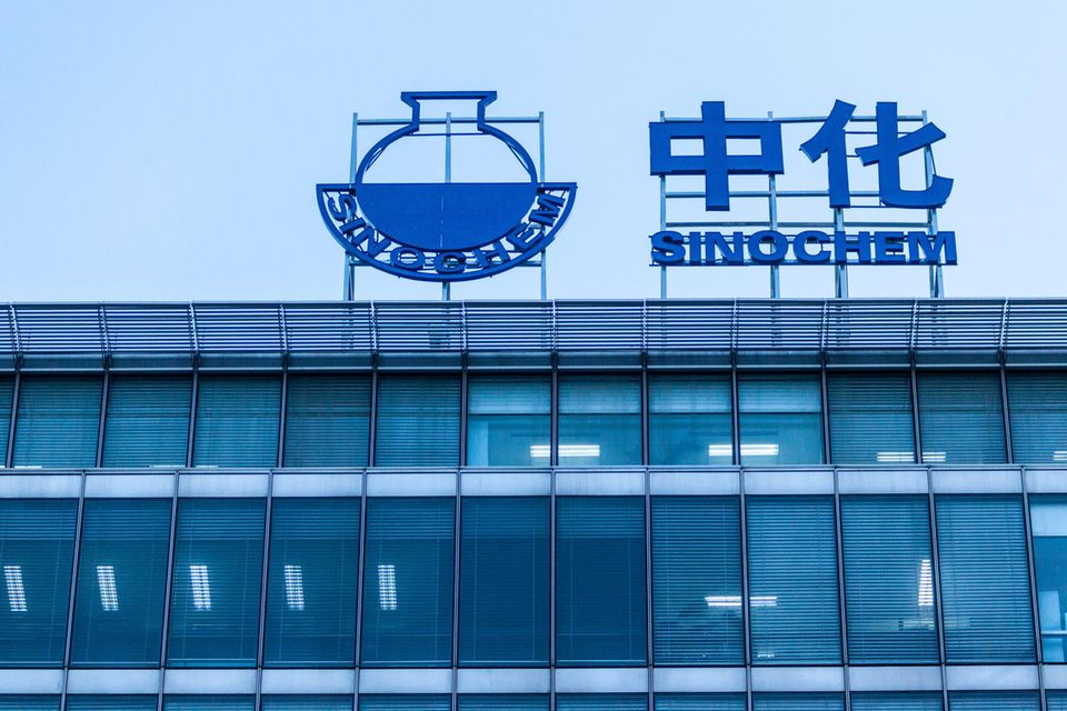 Zwei der zehn größten chinesischen Konzerne haben im Geschäftsjahr 2021 Verluste eingefahren. Den mit gewaltigem Abstand größten Einbruch verzeichnete die Sinochem Holdings. Das staatliche Chemieunternehmen entstand im Mai 2021 durch die Fusion von Sinochem und ChemChina. Der neue Riese debütierte mit einem Umsatz von 172,3 Mrd. Dollar (plus 41 Prozent) auf Platz 31 des „Fortune“-Rankings. Der Chemiekonzern war zugleich gemessen am Umsatz die Nummer neun in China. Allerdings verzeichnete Sinochem den Angaben zufolge im ersten Jahr nach der Fusion einen Verlust von 197,7 Mrd. Dollar (minus 1732 Prozent).