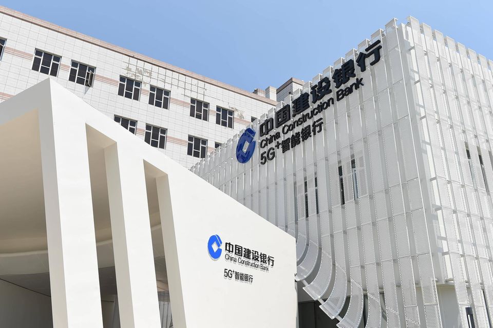 Die China Construction Bank ist in ihrer Branche die Nummer zwei in der Volksrepublik. Die Staatsbank meldete den Angaben zufolge ein Umsatzplus von 17 Prozent auf 200,4 Mrd. Dollar. Damit stieg die China Construction Bank international vom 25. auf den 24. Platz. Der Gewinn von 46,9 Mrd. Dollar (plus 19 Prozent) machte das Finanzinstitut laut „Fortune“ zur Nummer acht unter den profitabelsten Firmen weltweit.