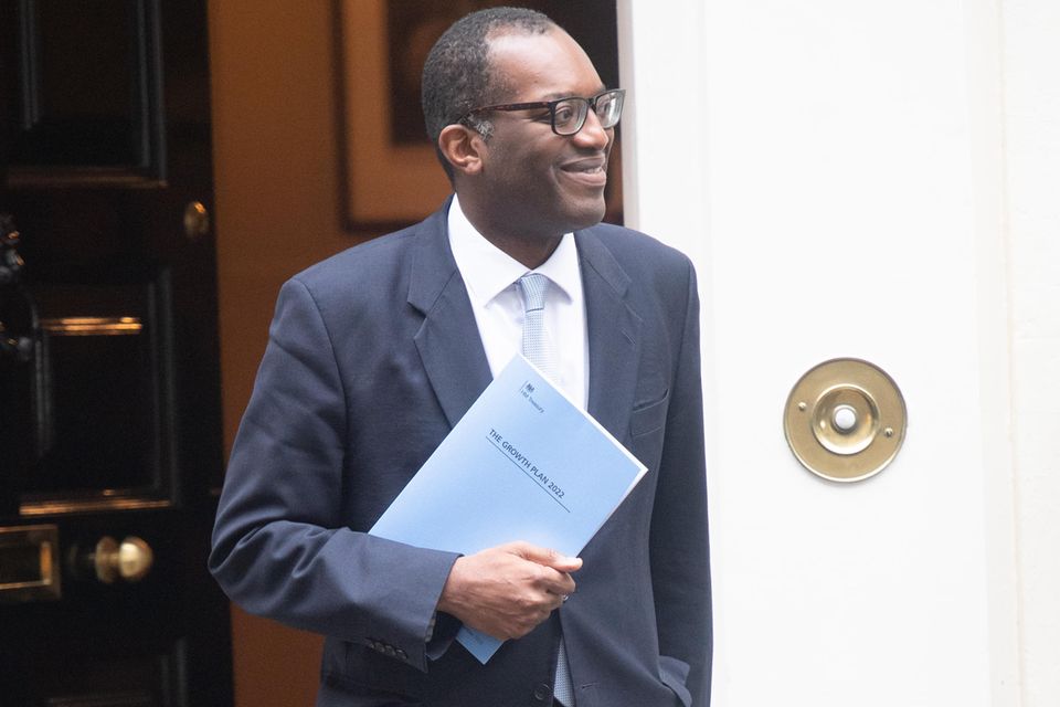 Mit dem „Wachstumsplan für 2022“ in der Hand verlässt Schatzkanzler Kwasi Kwarteng Downing Street 10