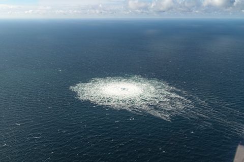 Eine Luftaufnahme der dänischen Streitkräfte zeigt, wie sich ein Leck auf der Ostsee bemerkbar macht