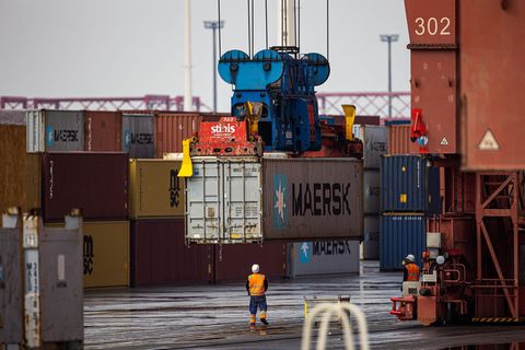 Entladen eines Containerschiffs im Hamburger Hafen