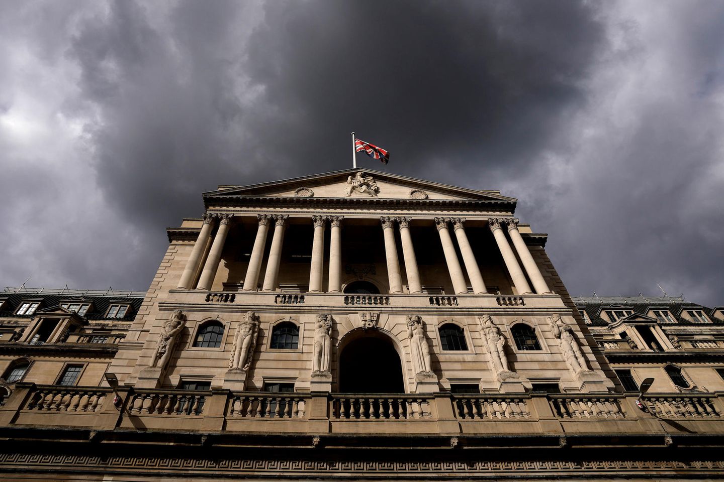 Der Union-Jack weht über dem Gebäude der Bank of England