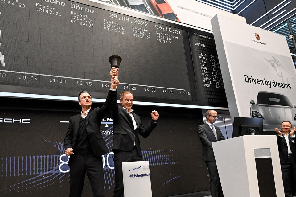 Porsche-CEO Oliver Blume (R) und Finanzchef Lutz Menschke läuten die IPO-Glocke