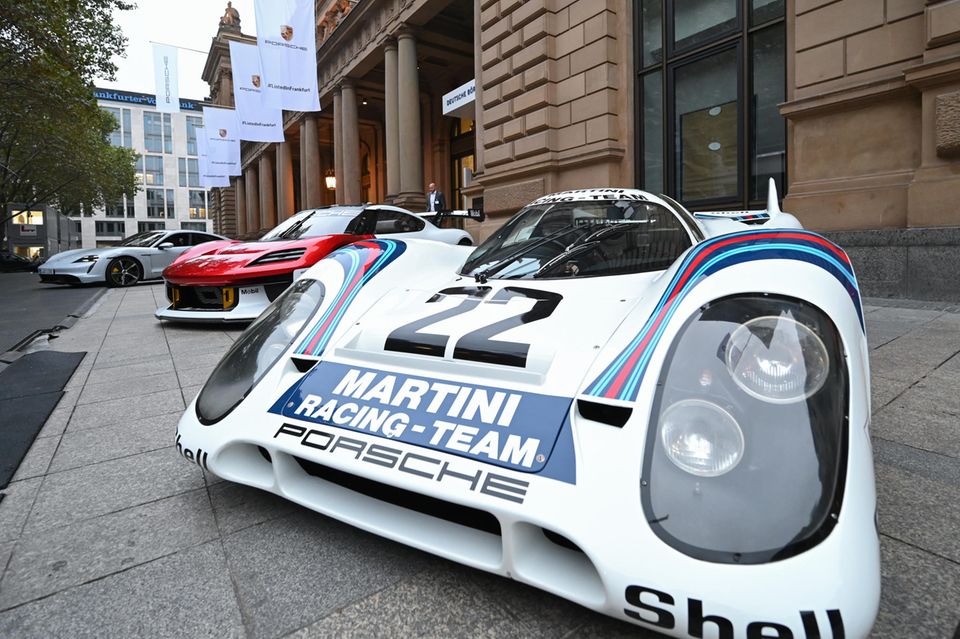 Zur Feier des historischen Börsendebüts rollten einige selten zu sehende Porsche-Rennwagen in Frankfurt an. Der Sportwagenbauer bot ein spektakuläres Line-up seiner Modelle. Gespräche mit dem Rennstall Red Bull über eine mögliche Zusammenarbeit bei der Formel 1 wurden vor kurzem abgebrochen.