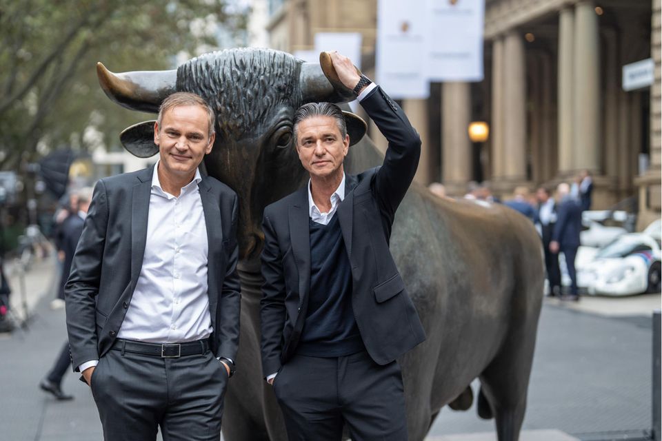 Die Bronzeskulptur des Bullen symbolisiert den Börsenaufschwung. Vorstandschef Oliver Blume und sein Stellvertreter und Finanzschef Lutz Meschke beschwören ein erfolgreiches Porsche-Debüt trotz trübem Umfeld. Ein Teil der 911 Millionen Porsche-Aktien ist nun an der Börse öffentlich handelbar. Dem negativen Markttrend kann die Ikone sich aber nicht entziehen – ein Höhenflug bleibt aus. Am Markt platziert wurde die Aktie mit 82,50 Euro. Der Erstkurs lag mit 84 Euro 1,8 Prozent darüber. Nach einem rasanten Start gab der Kurs dann aber wieder nach.
