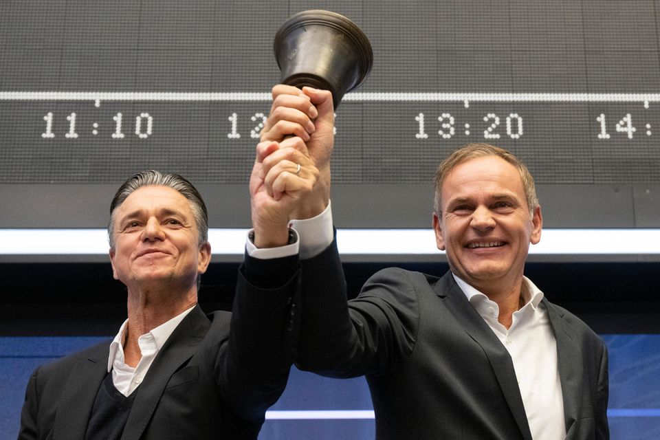 Der traditionelle Auftritt an der Börsenglocke: Oliver Blume und Finanzchef Lutz Meschke läuten erleichtert den Handel ein. Der Börsengang ist die größte Erstemission in Deutschland seit der Telekom im Jahr 1996 – und er verlief ordentlich. Knapp 9,4 Mrd. Euro wurden eingesammelt. Der Löwenanteil der Aktien ging an große Investoren. Im Vorfeld hatten sich vier Ankerinvestoren, darunter VW-Großaktionär Katar, knapp 40 Prozent gesichert. Privatanleger erhielten wegen der Überzeichnung des Angebots lediglich 7,7 Prozent des Platzierungsvolumens.