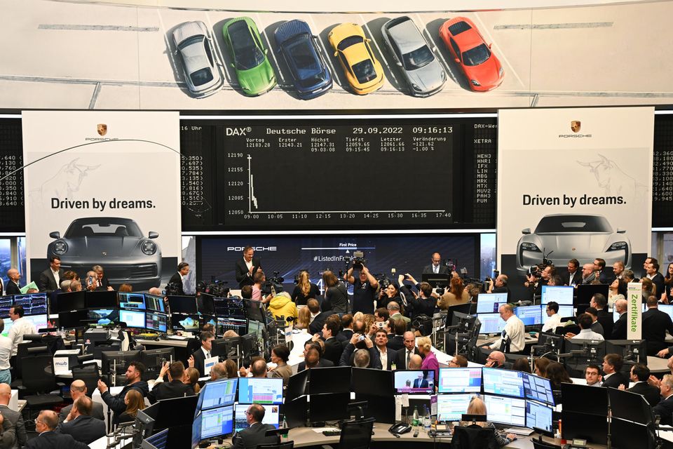 Im Handelssaal wird der mit Spannung erwartete erste Preis der Aktie angesagt. Die Porsche AG erreichte auf Basis des ersten Preises eine Marktkapitalisierung von rund 76,5 Mrd. Euro. Damit waren die Stuttgarter zum Start an der Börse wertvoller als Mercedes-Benz mit rund 58 Mrd. Euro und BMW mit 47 Mrd. Euro. Die Konzernmutter Volkswagen lag am Donnerstag mit 86 Mrd. Euro noch darüber. 