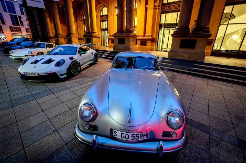 Wie auf einer Perlenschnur reihten sich verschiedene Modelle der Sport-Ikone vor der Frankfurter Börse auf. Insgesamt umfasst die Porsche AG 911 Millionen Aktien – in Anlehnung an das legendäre Sportwagenmodell 911. Der Familienclan Porsche-Piëch erstand die vollen 25 Prozent der angebotenen stimmberechtigten Stammaktien plus eine – und hält damit eine Sperrminorität.