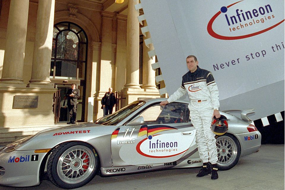 Schon im März 2000 fuhr ein Porsche zu einem Börsengang vor. Mit einem Rennporsche kam der damalige Vorstandsvorsitzende von Infineon Technologies, Ulrich Schumacher, zum Börsendebüt zur Frankfurter Börse. Nach Höhen und Tiefen ist die Aktie heute etwa halb so viel wert wie zum Start vor 22 Jahren.